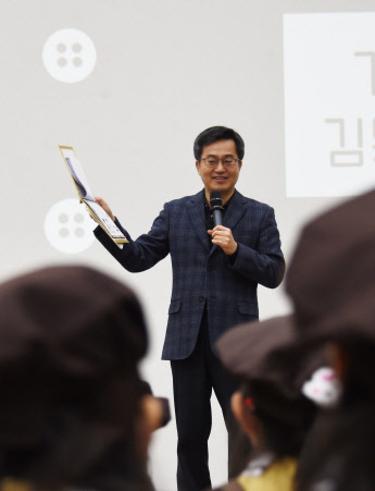 김동연 경제부총리 겸 기획재정부 장관이 23일 세종 컨벤션센터에서 열린 '예그리나 어린이집 졸업식'에 참석해 아이들의 편지를 읽으며 축하말을 하고 있다. 기재부 제공